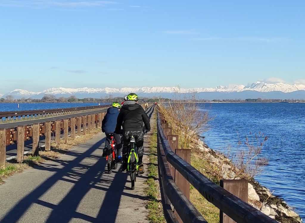 in bici attorno Grado toccando l'Alpe Adria