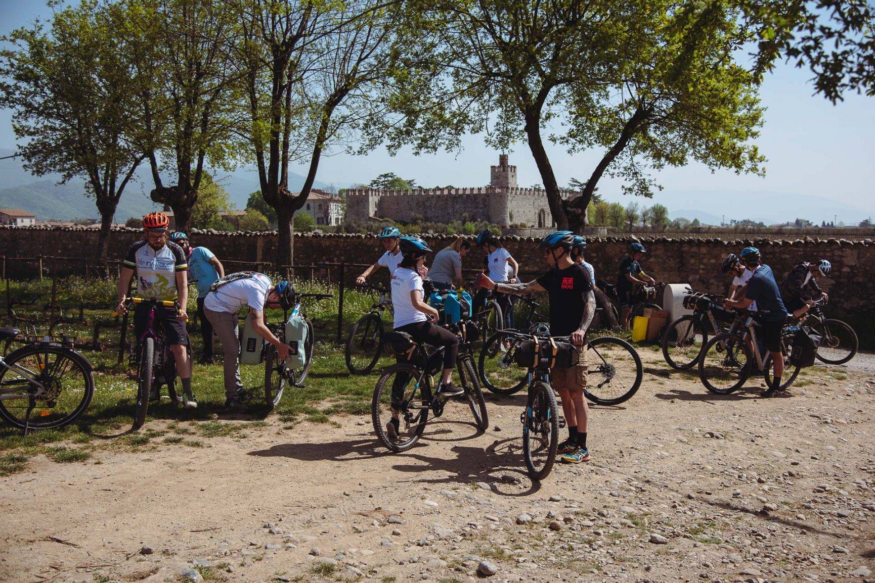 experience GIVI-Bike castello di Passirano sullo sfondo